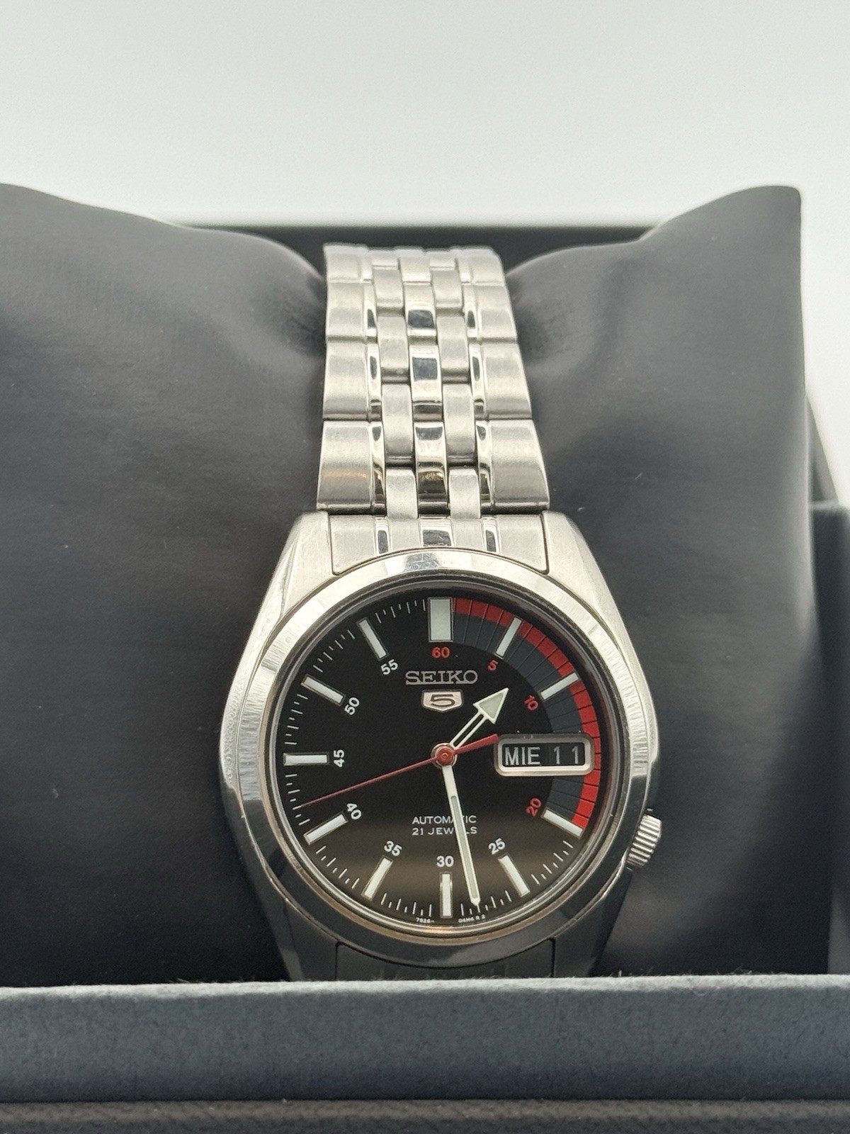 Seiko 5 SNK375K1 Automatic 21 Jewel Black Dial Day Date Box & Booklet 37mm