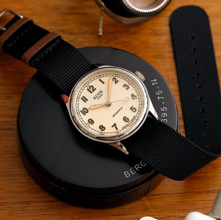 KUOE OLD SMITH 90-002 Large size Watch NEW with replacement belt Unisex
