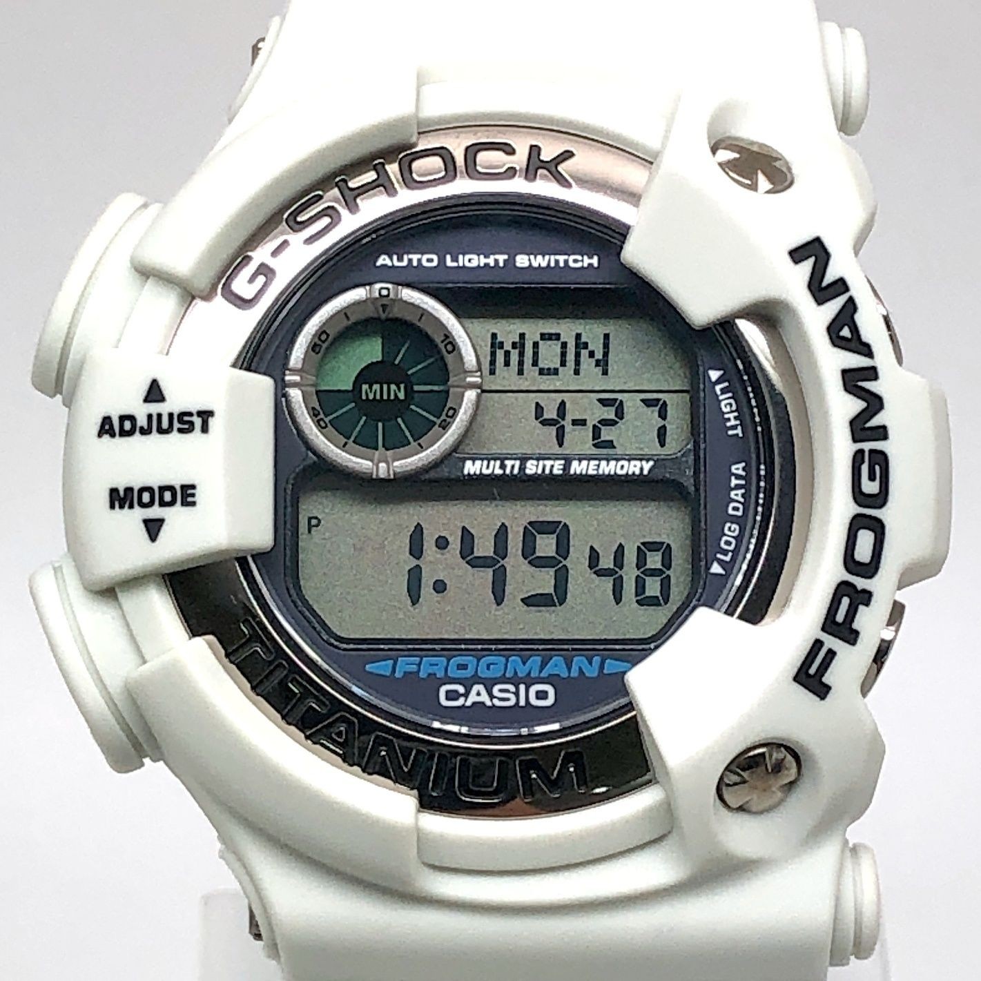 G SHOCK DW 9900LG 8 FROGMAN 3rd Generation Frogman Men in White Gray Compact Mod