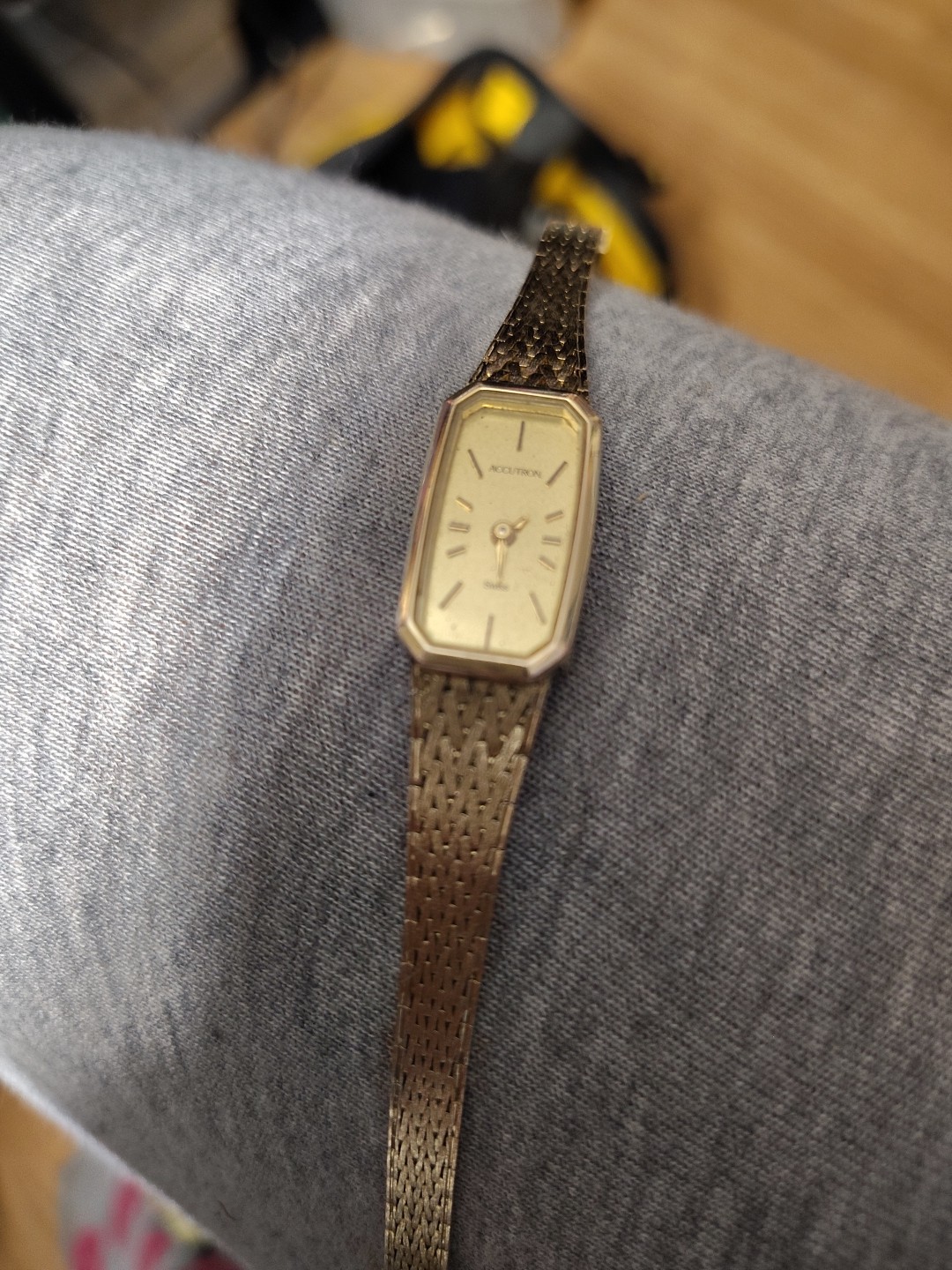 Vtg 1982 Accutron Ladies 11mm Watch Gold Tone Gold Dial Swiss Tank P2 – RUNS