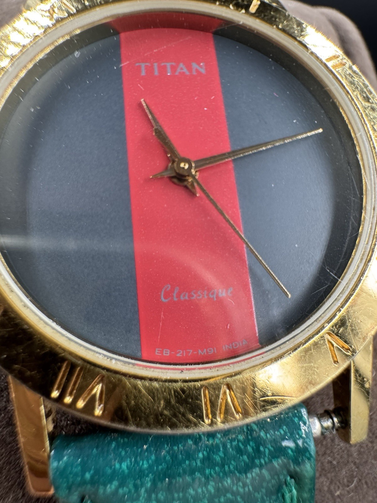 Vintage Titan Classique Quartz Split Red Gray Dial India 217C-06 Running New Bat