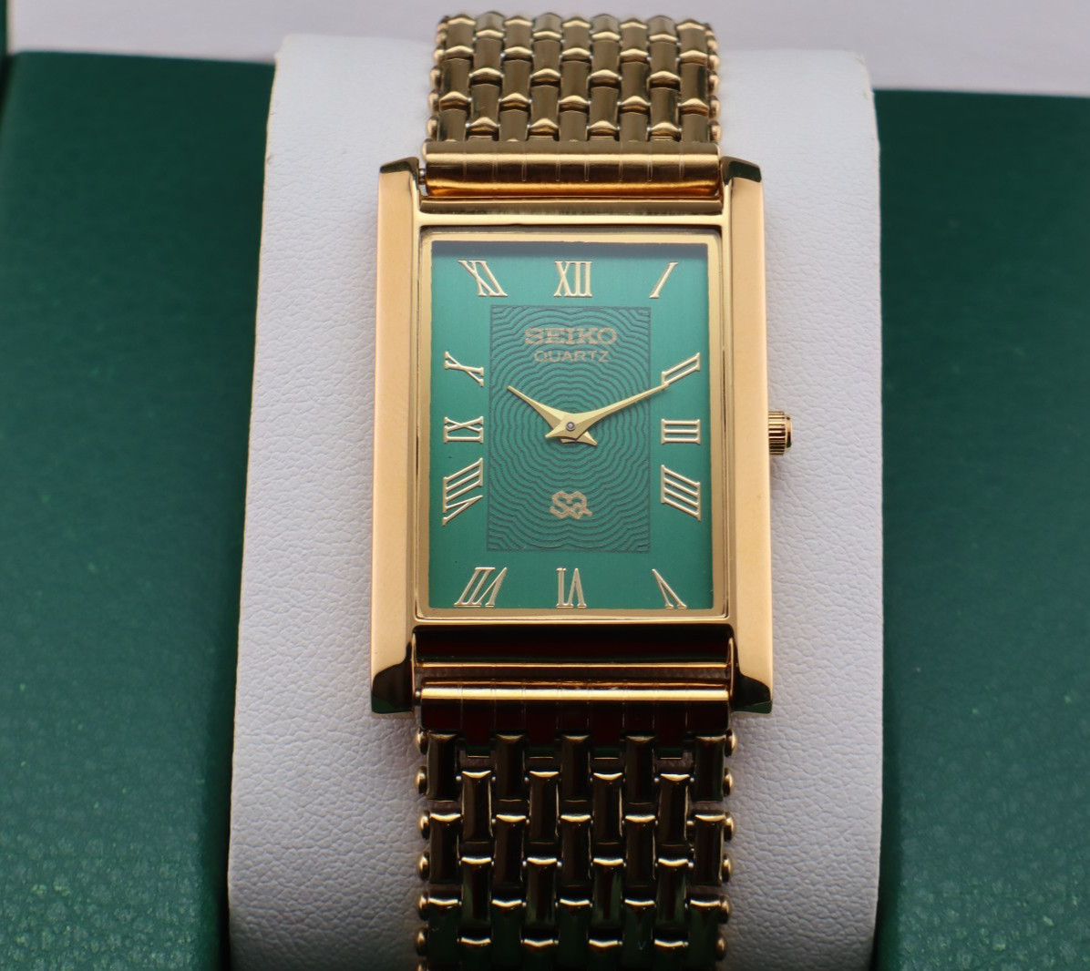 Vintage Seiko Slim Quartz Men’s Wrist Watch Green Dial with Gold Bracelet.