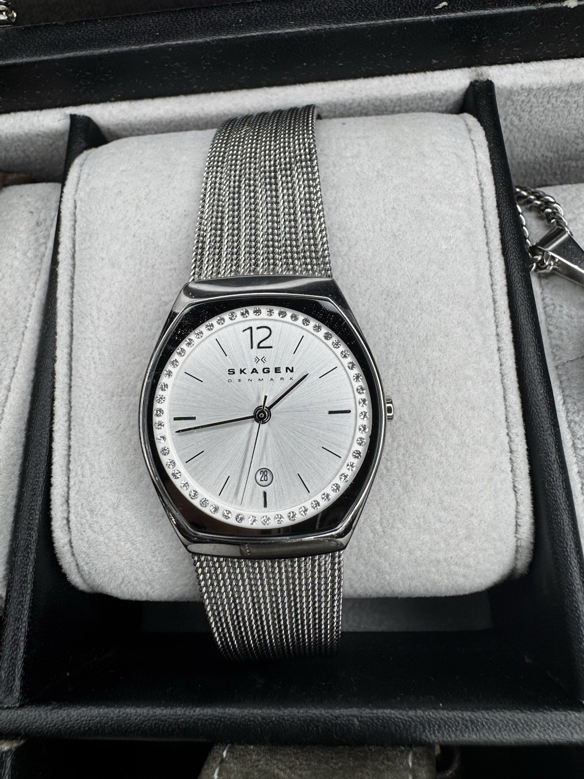 Skagen SKW2247 Women’s Silver Mesh Watch Crystal Bezel Date Needs Battery