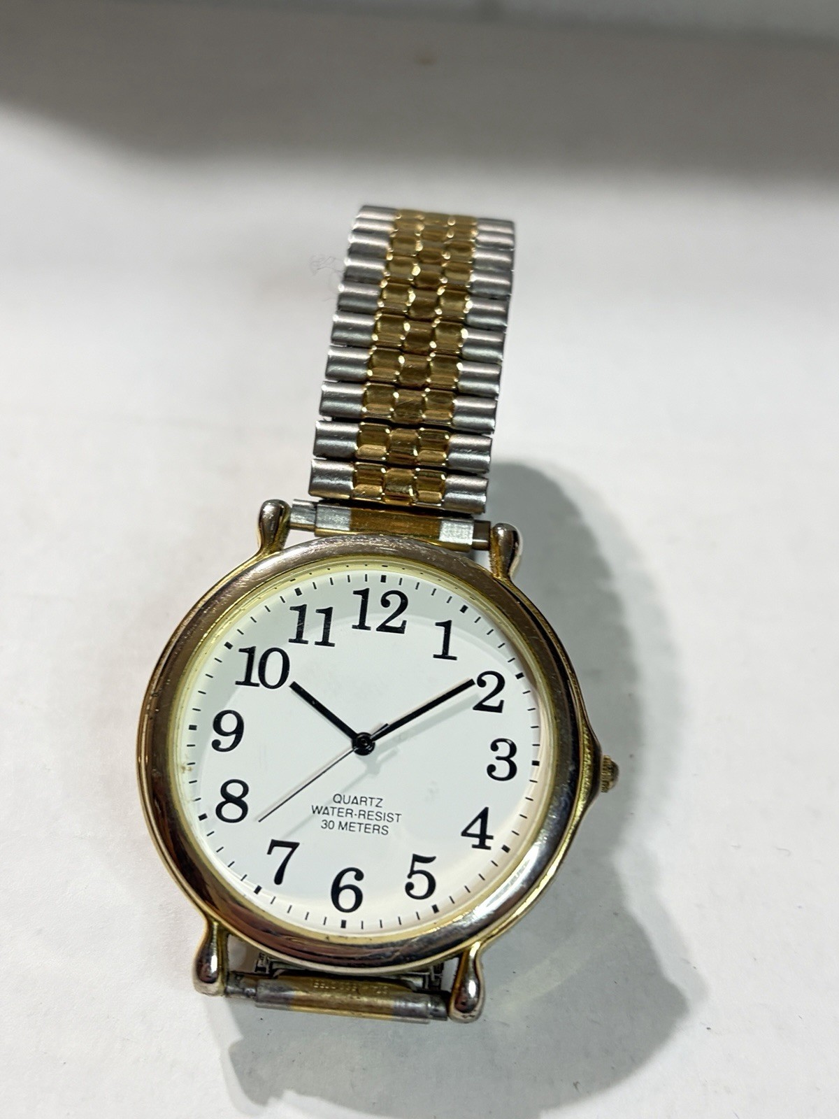 Analog quartz watch, “Quartz water resistant 30 meters”
