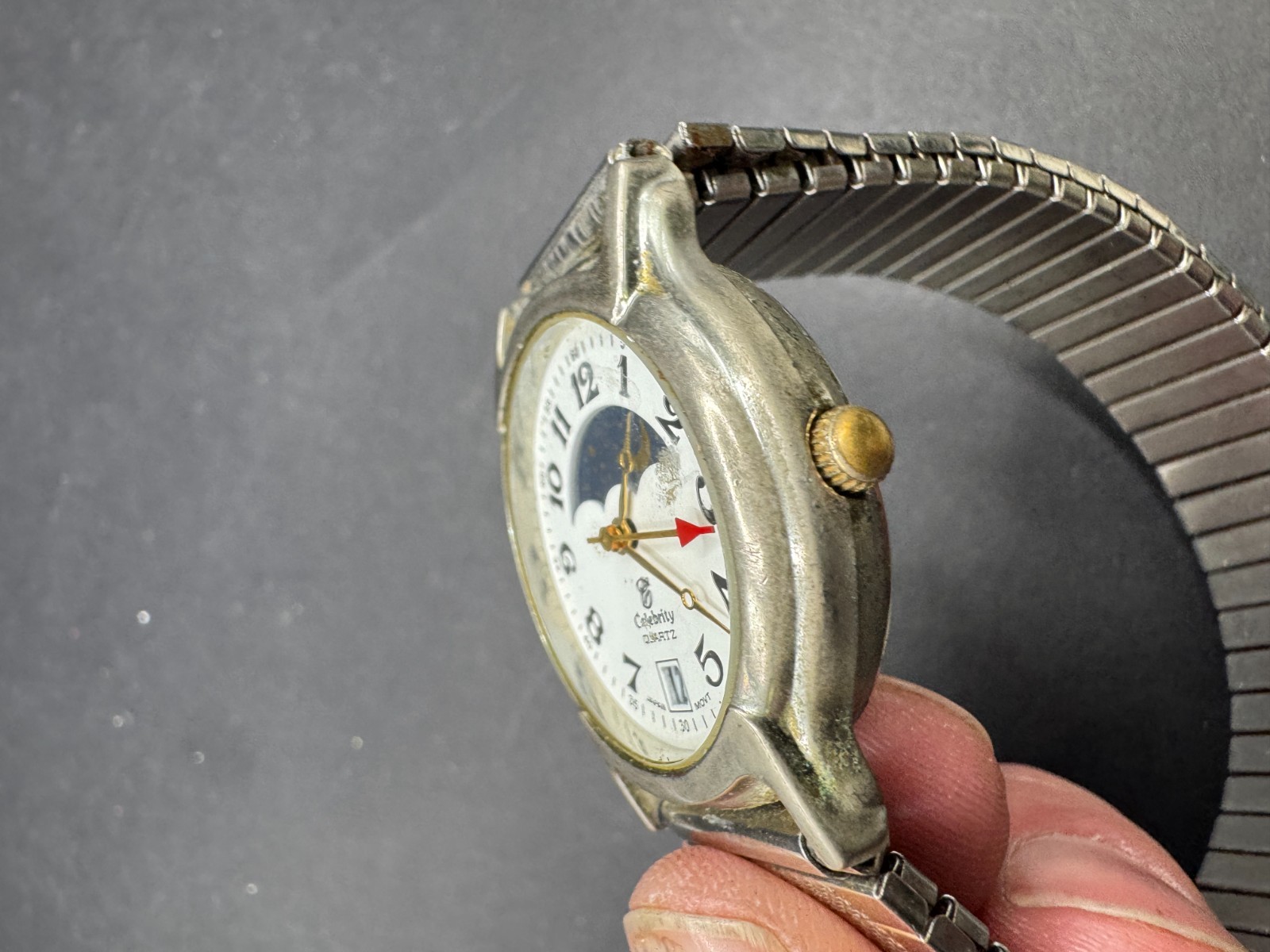 Vintage Celebrity Quartz Moonphase Date Watch Silver Tone Stretch Band 33.4MM