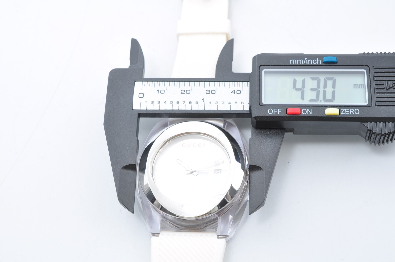 GUCCI 137.1 SYNC Quartz WatchTransparent Resin Men’s White Rubber Auth w-1051