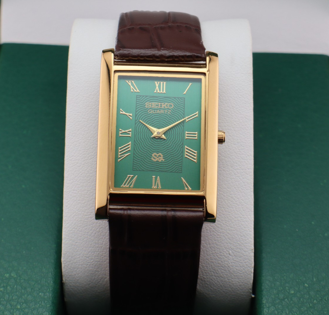 Vintage Seiko Slim Quartz Men’s Wrist Watch Green Dial with Dark Brown Strap.
