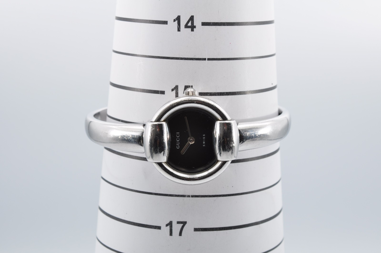 GUCCI 1400L Quartz Analog Silver Bangle Watch w-11107