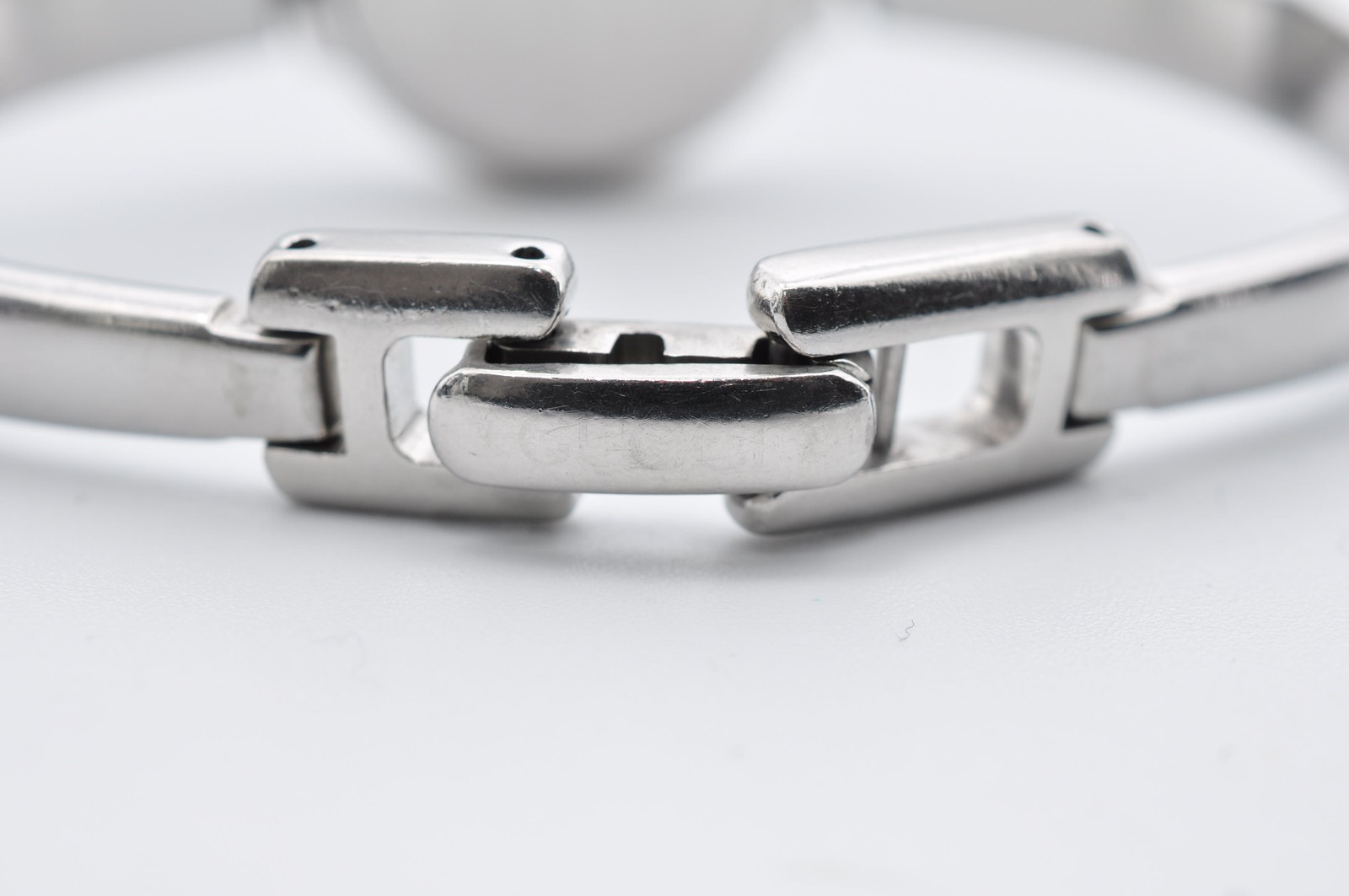 GUCCI 1400L Quartz Analog Silver Bangle Watch w-11107