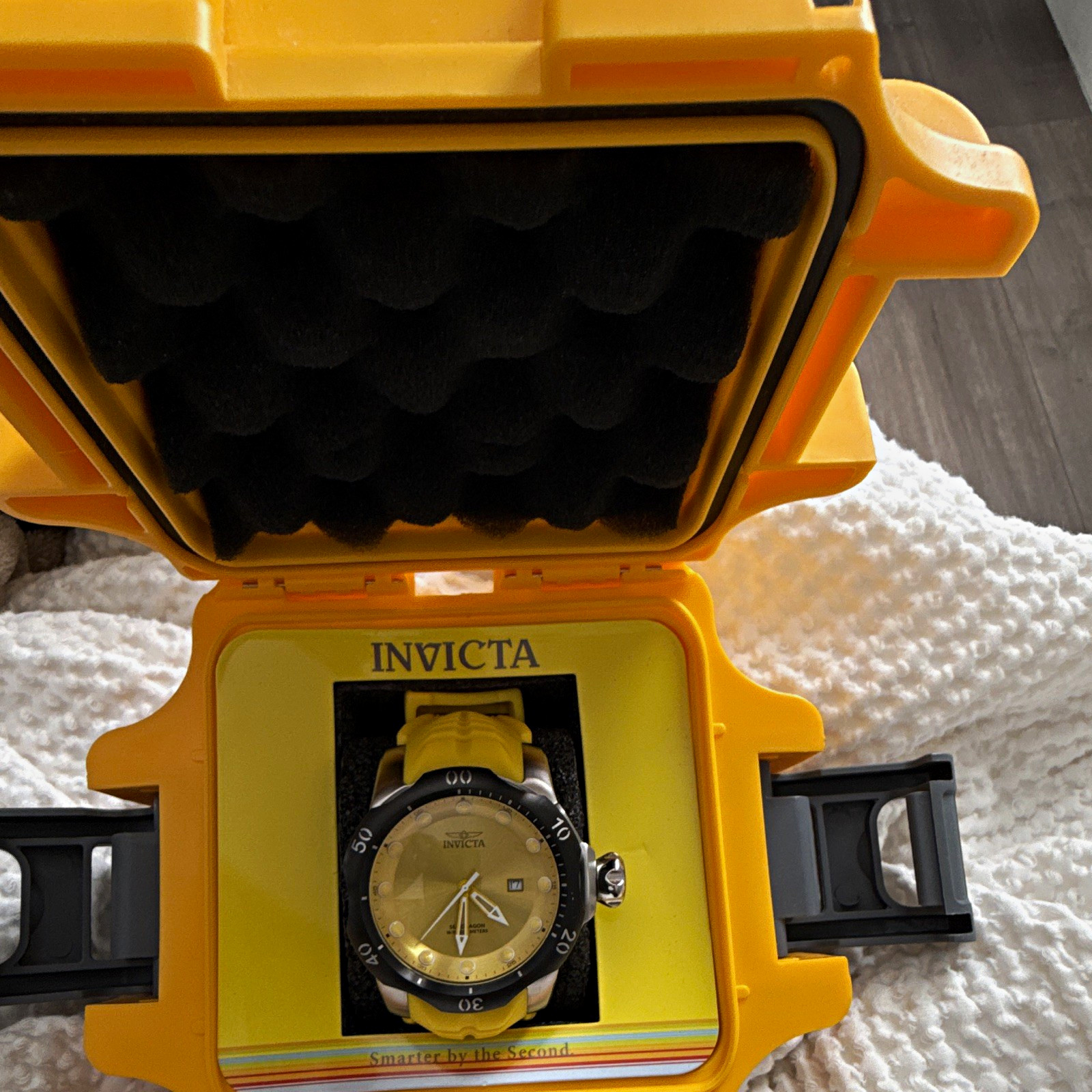 Invicta Diver Quartz 1000M Gold Dial Yellow Rubber Strap Black Bezel w/ Box