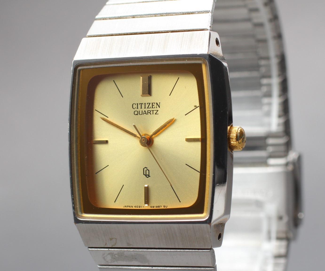 Vintage Near MINT Citizen CQ 4031-490681 Gold Two Tone 25mm Quartz Men’s Watch
