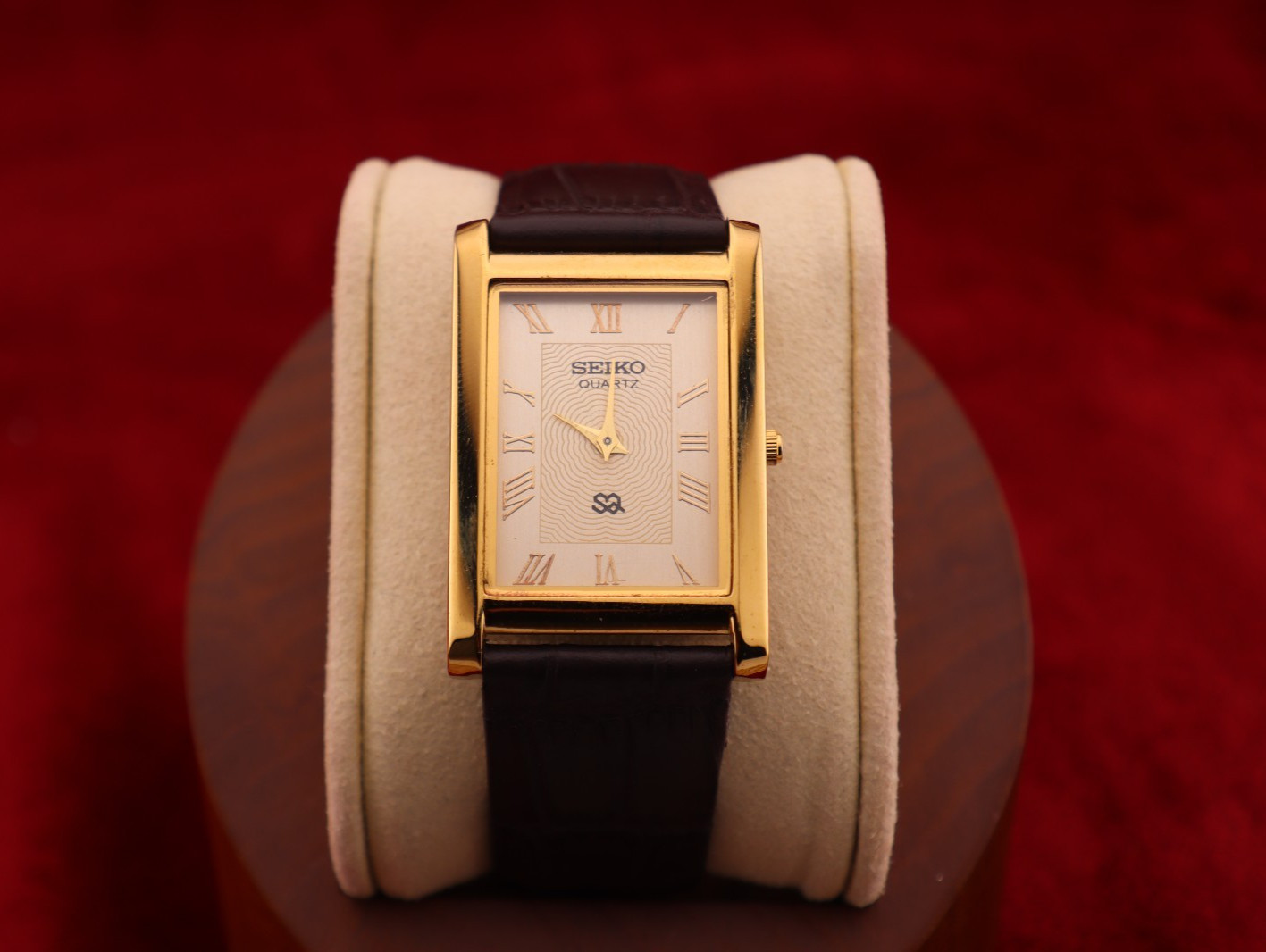 ⌚✨ Vintage Seiko Slim Quartz Gentlemen’s Gold Dial ,Dark Brown Dress Watch