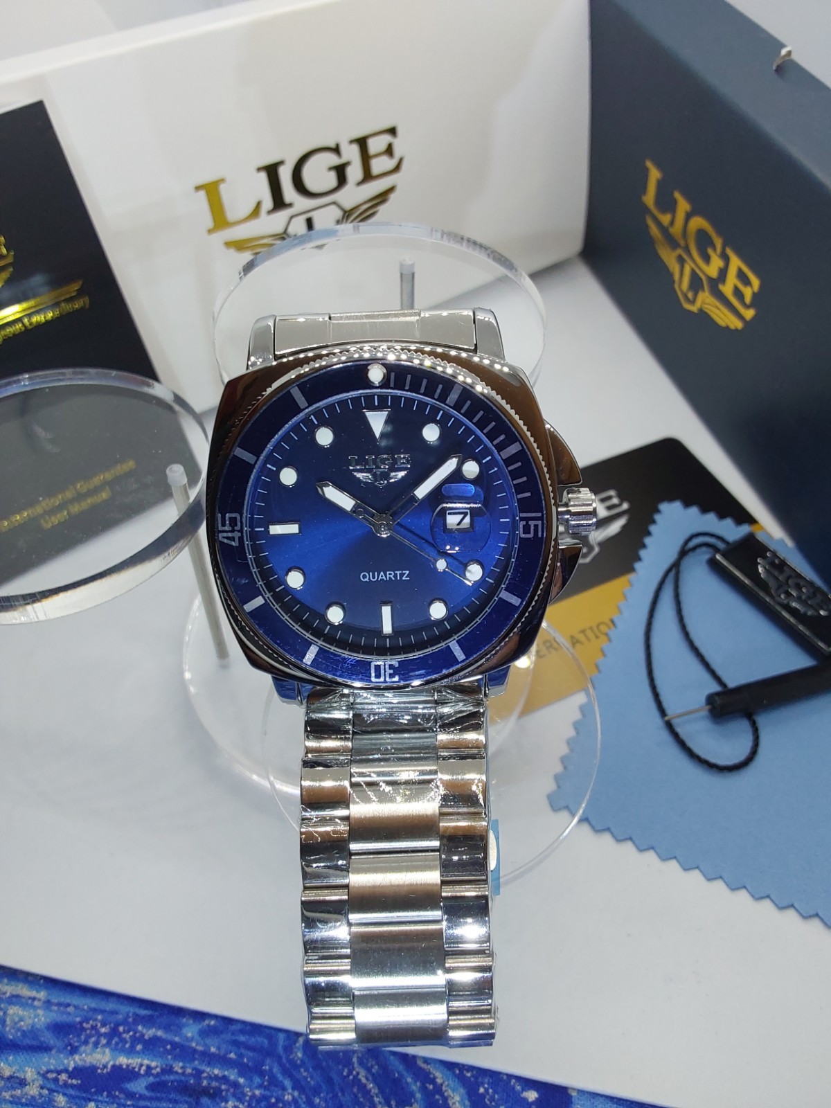 Men’s Diver Style distinctive Blue Dial Men’s Watch 89155