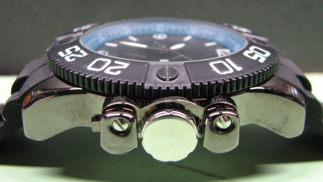 Unlisted Quartz Watch with Rubber Bracelet