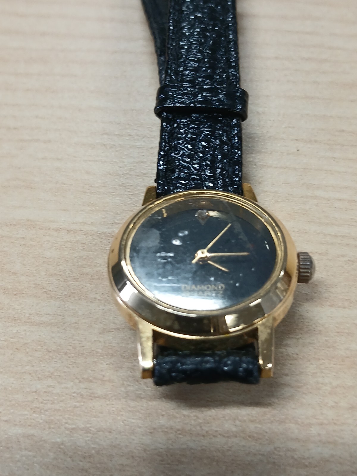 Round Analog Wristwatch 12-Hour Dial Gold Case/Bezel Black Dial Strap No Marks