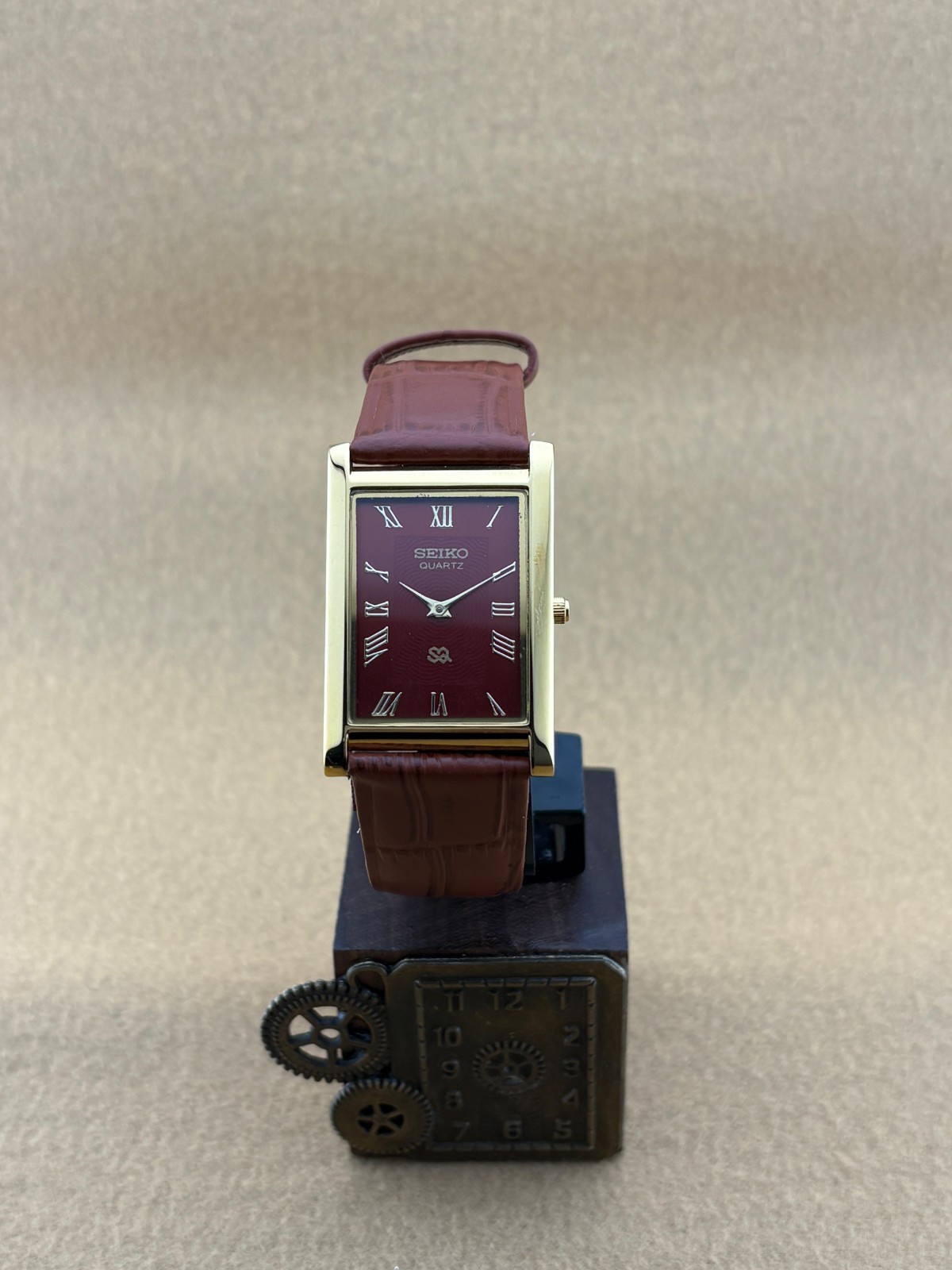 RED DIAL GOLD CASE Vintage Seiko Slim Quartz Men’s WristWatch