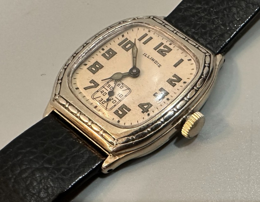 Vintage Illinois Men’s 14k gold filled 17 jewels Wristwatch 1920s, 29mm by 37mm