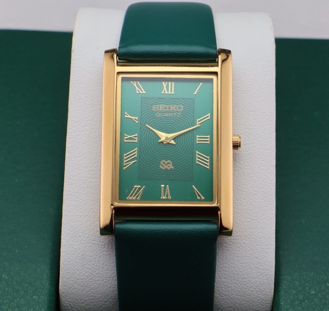 Vintage Seiko Slim Quartz Men’s Wrist Watch Green Dial with Green Strap.