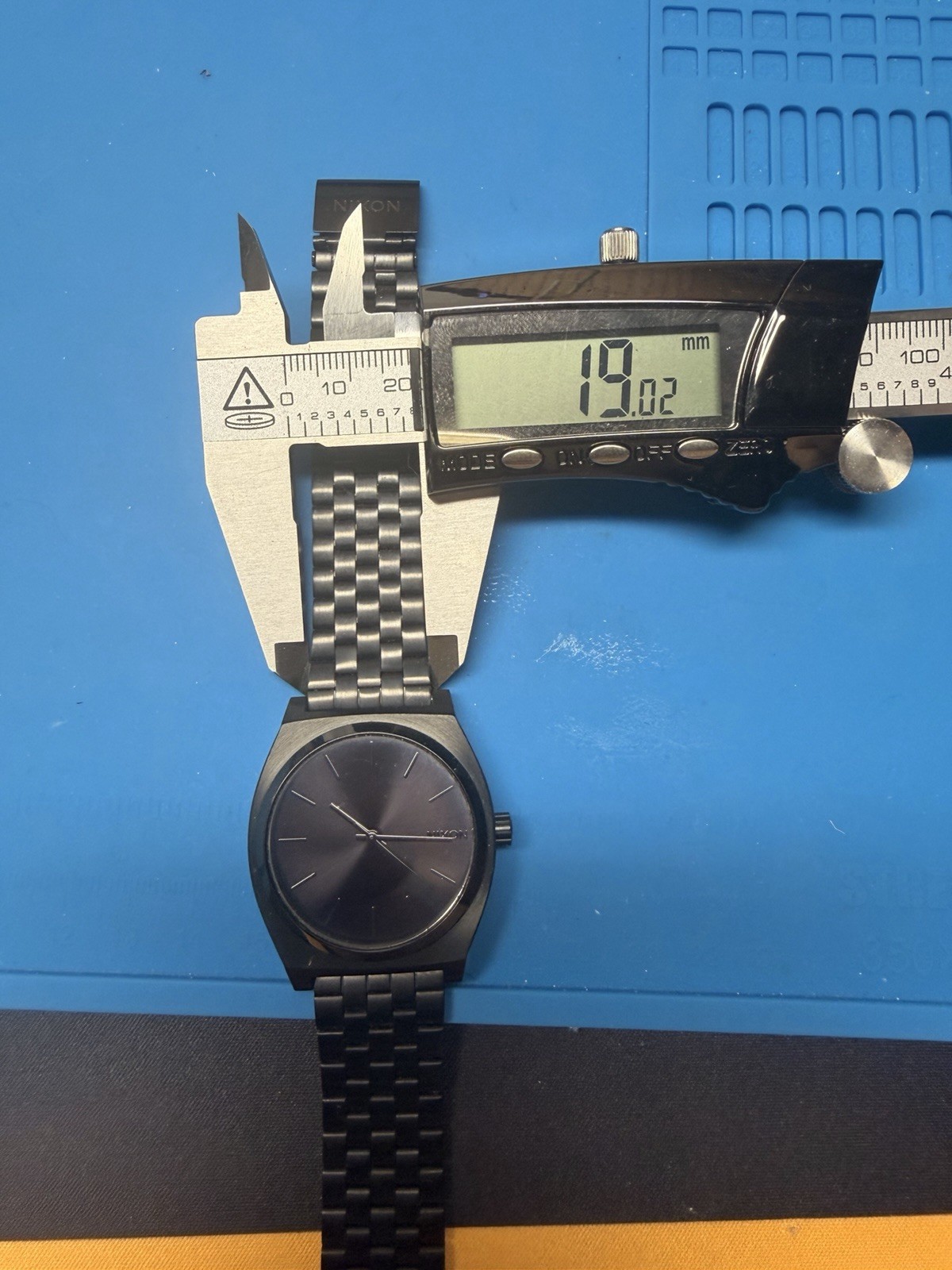 Nixon Minimal The Time Teller Quartz Black Dial Steel Bracelet 100m WR