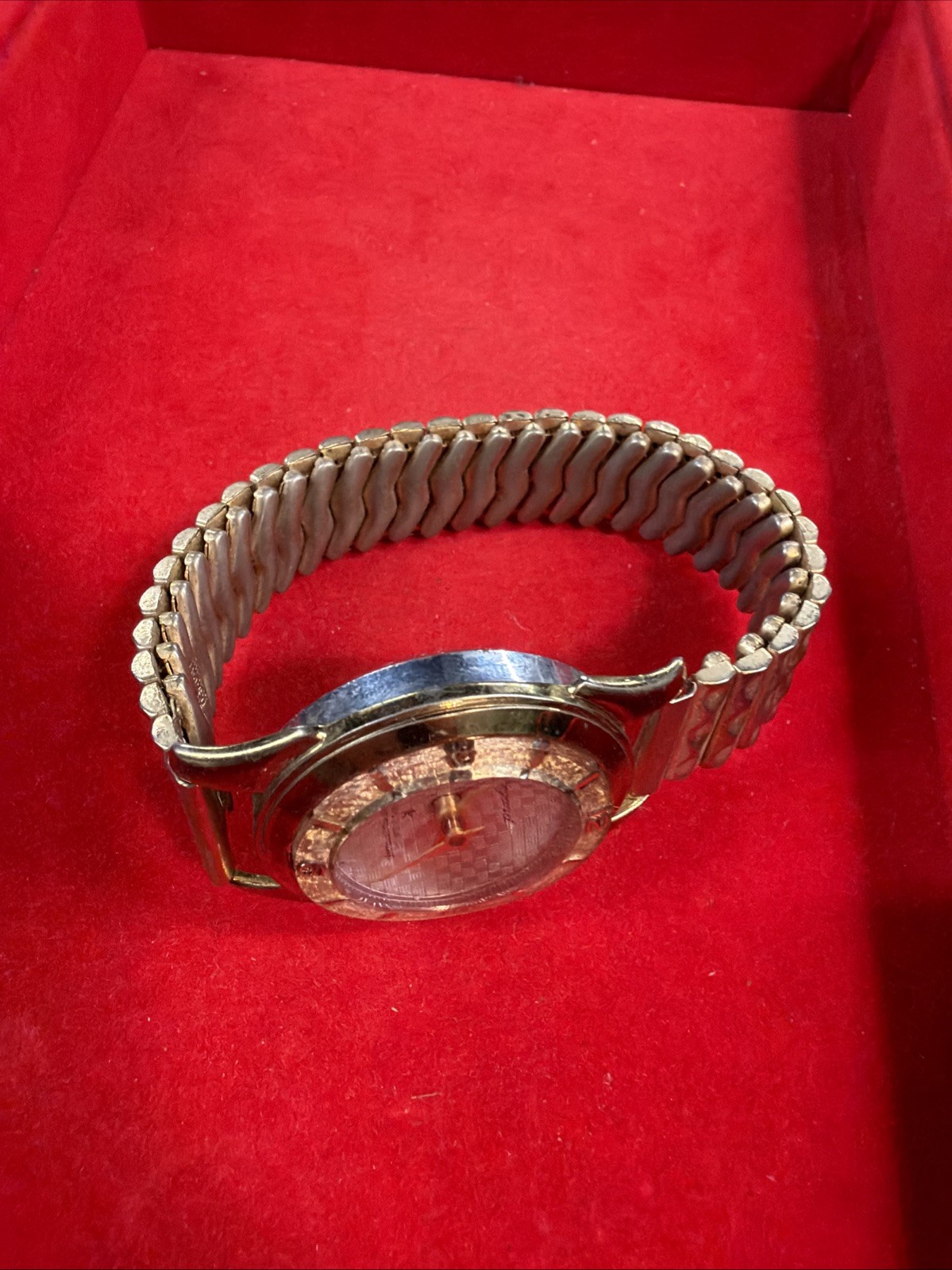 Wingard wristwatch features a textured silver dial Decorative Band Needs Battery