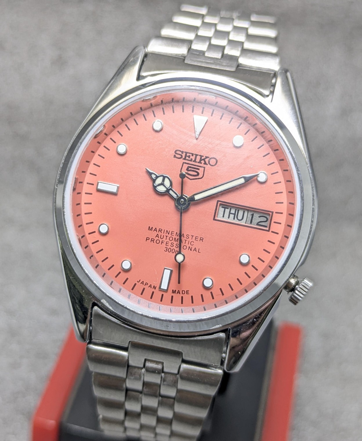 Vintage Seiko 5 automatic Day Date Movement No.7009A Japan made men’s watch.