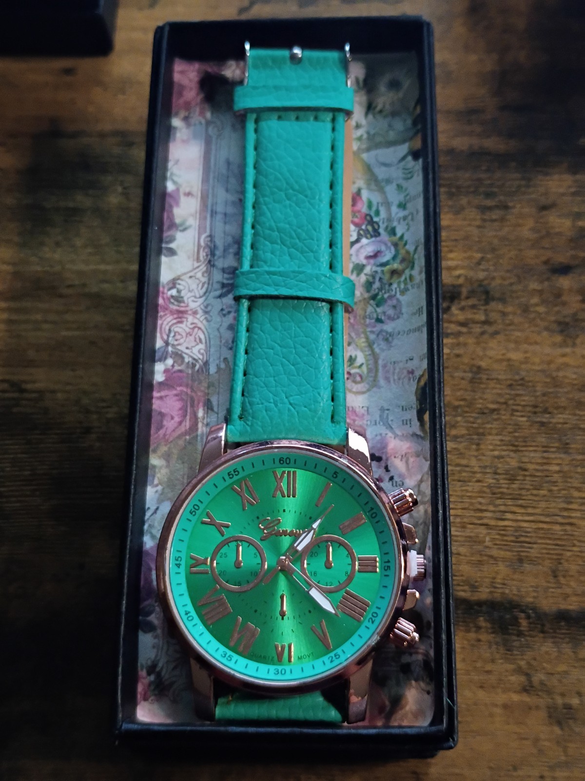 Geneva Quart Round Face & Matching Band Smart Looking Pu Leather Women watches