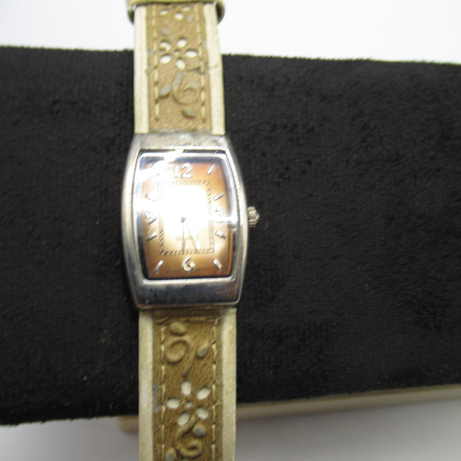 Vintage Style Tan Embossed Leather Quartz Watch Base Metal Bezel Stainless Back
