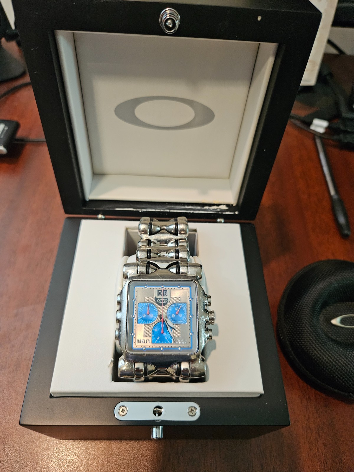 BLUE Dial and POLISHED! not brushed. Very rare head turner. Jeans or a suit!