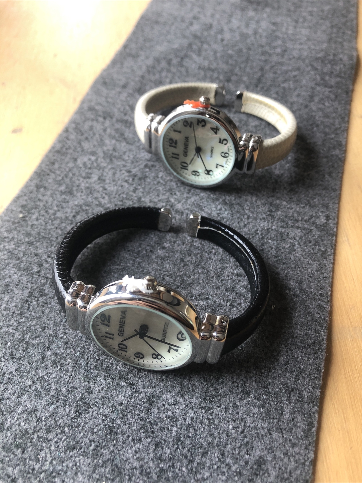 SET GENEVA SILVER METAL WRAPPED LEATHERETTE BANGLE CUFF DIAL WATCH NOS