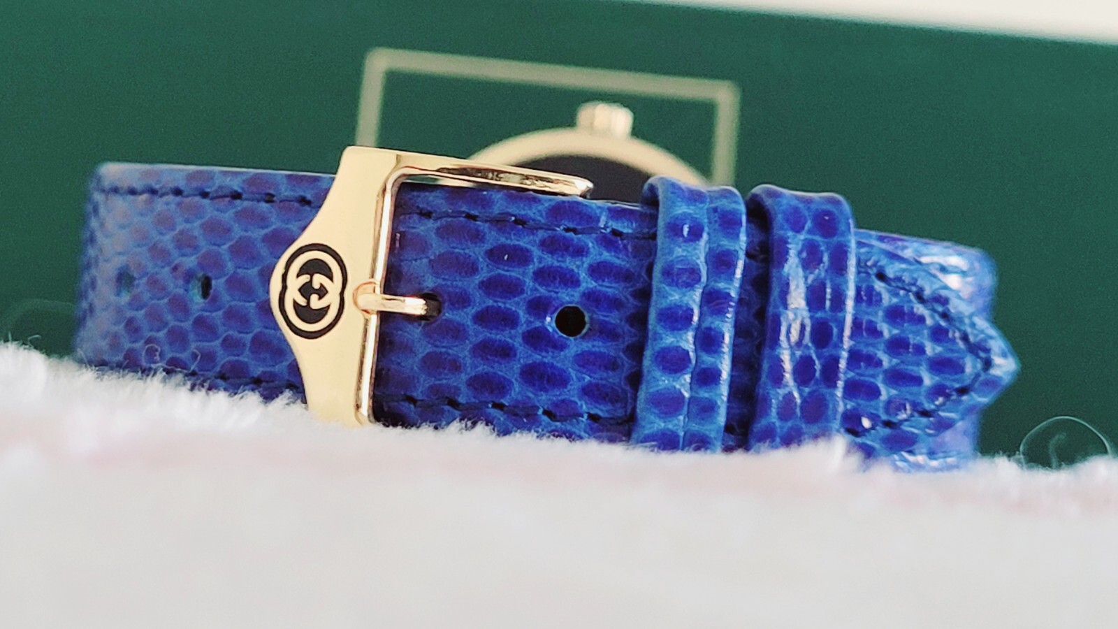 Gucci 2000M,Authentic,Unique,Beautiful,Scratch Free Crystal,One Of A Kind,30 MM.