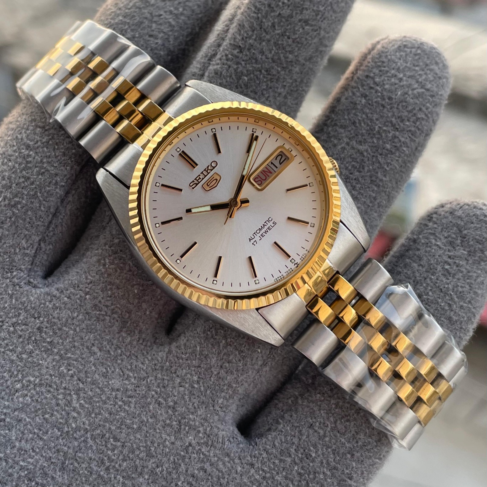 Two Tone Fluted Bezel Seiko 5 7009-3111 white Sunburst Dail 17 Jewels Mens Japan
