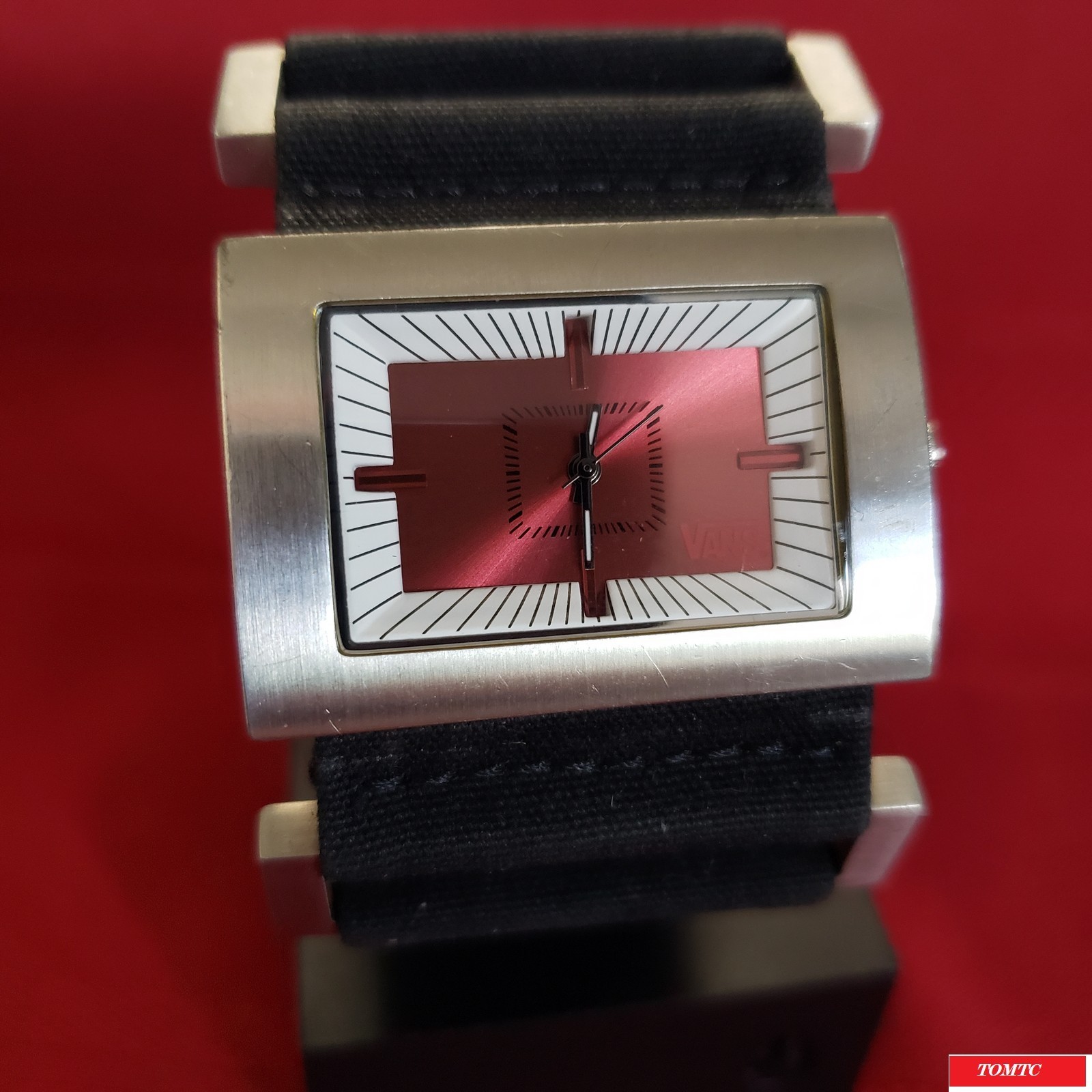 Vans “Off The Wall” (Red) 30M 3-Hand Japanese Quartz Movement [VNLC087001]