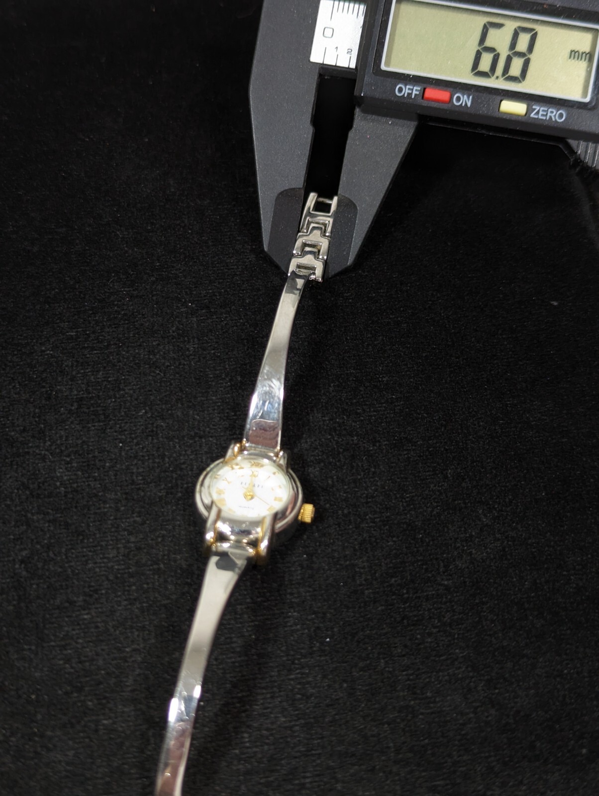 Decade Womans White Dial Round Silver Tone Case Bracelet Band Watch 6.75 In