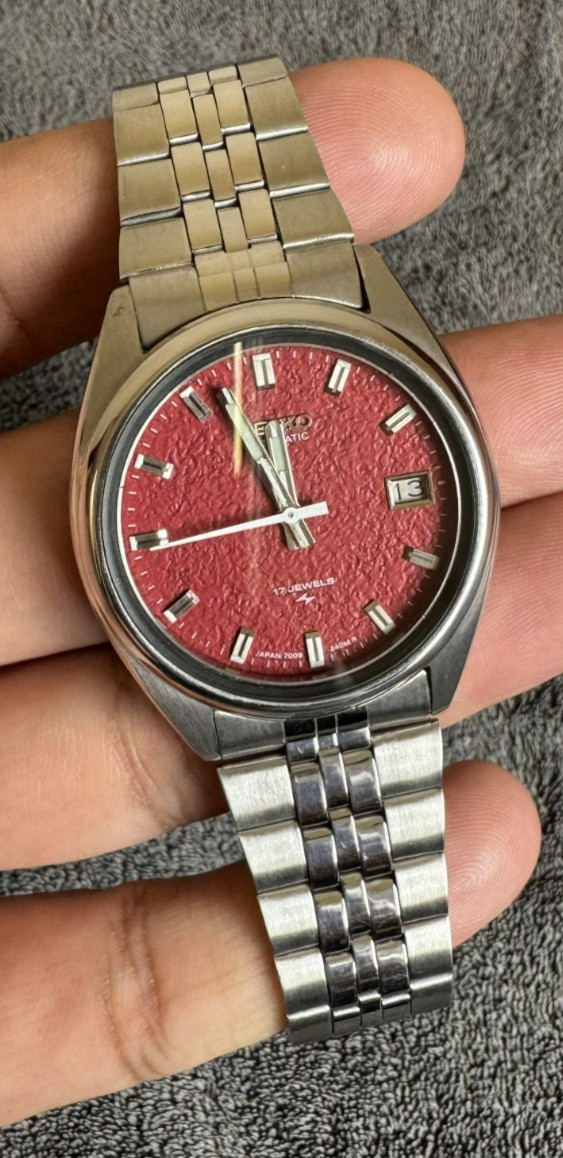 Seiko 5 Automatic 7009-8711 Red Textured Dial 17 Jewels Men’s Vintage Watch